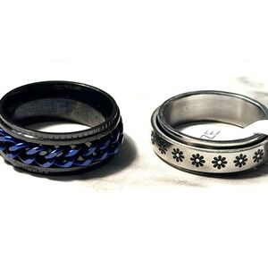 2~ RING BANDS~ 1 SPINNER SILVER AND 1 BLACK WITH BLUE CENTER BAND SZ 7 (2733)